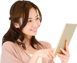 スマホをさわる女性